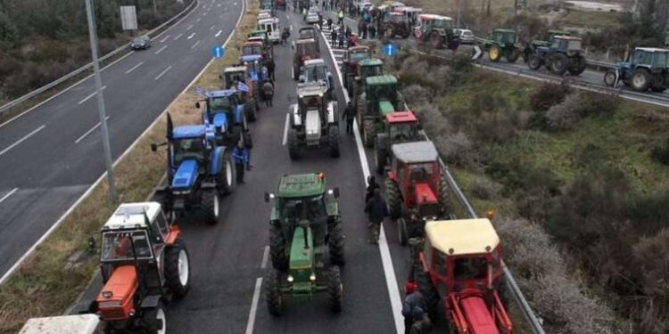 Fermerët sërish në protestë, Policia kufitare greke njofton palën shqiptare: Bllokohet rruga Kallpaq-Janinë