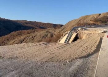 Shembet sapo u ndërtua aksi Korçë-Ersekë. Drejtuesit e mjeteve: Kemi frikë të kalojmë