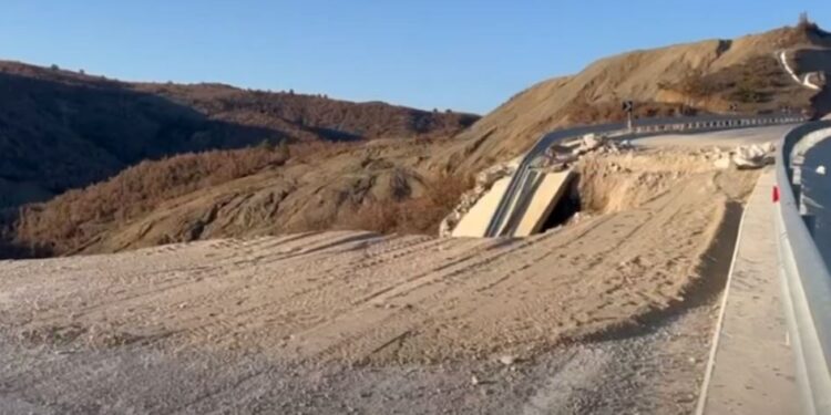 Shembet sapo u ndërtua aksi Korçë-Ersekë. Drejtuesit e mjeteve: Kemi frikë të kalojmë