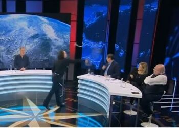 “Moj motër ule zërin”/ Sherr në emision, aktori i hedh shishen me ujë zyrtarit të Omonias: O qen ke shit s*mën