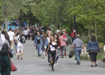 Studimi: 74% e shqiptarëve kanë lekë sa për të mbylllur muajin