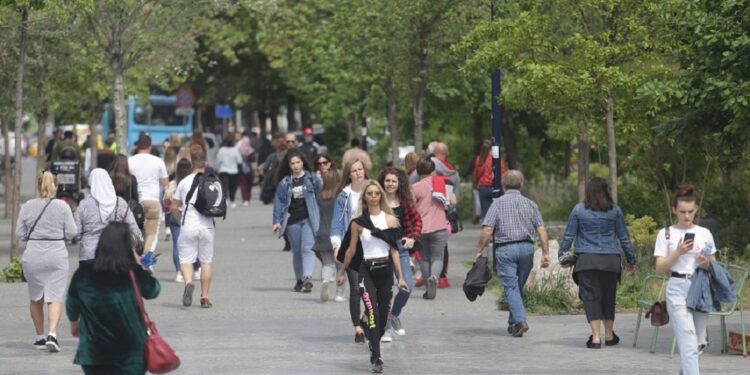 Studimi: 74% e shqiptarëve kanë lekë sa për të mbylllur muajin