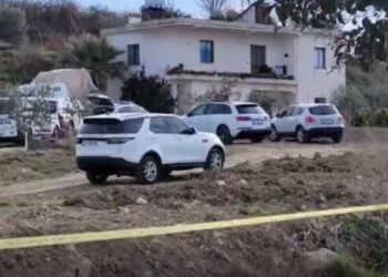 Pamje nga vendngjarja/ Policia dyshon se vajza nuk e vrau e vetme babain, nisin hetimet për…