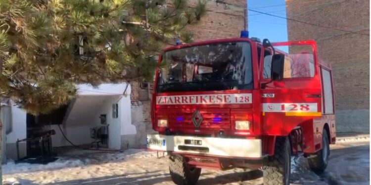 Zjarr në një pallat në Korçë, asfiksohet 64-vjeçarja