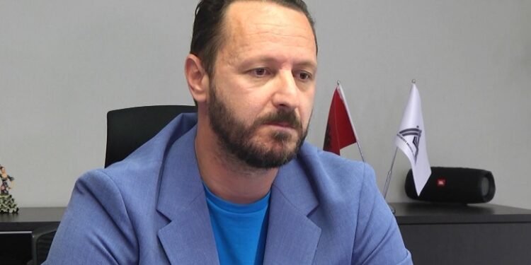 Agjentët e SPAK dhe BKH i bastisën shtëpinë/  Evis Berberi jep dorëheqjen nga  ARRSH