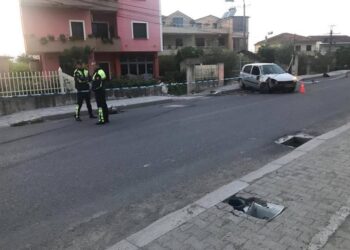 Aksident i frikshëm në Elbasan/ E dehur pas Festës së 8 Marsit, një grua përplaset me një automjet