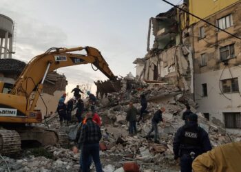 4 vite pa shtëpi, gruaja nga Thumana e “feston” 8 marsin në dyert e bashkisë së Krujës