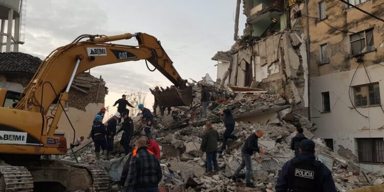 4 vite pa shtëpi, gruaja nga Thumana e “feston” 8 marsin në dyert e bashkisë së Krujës