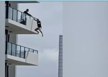 Video/ Tentoi t’i ikte policisë australiane, i riu bie nga kati i pestë në pishinë