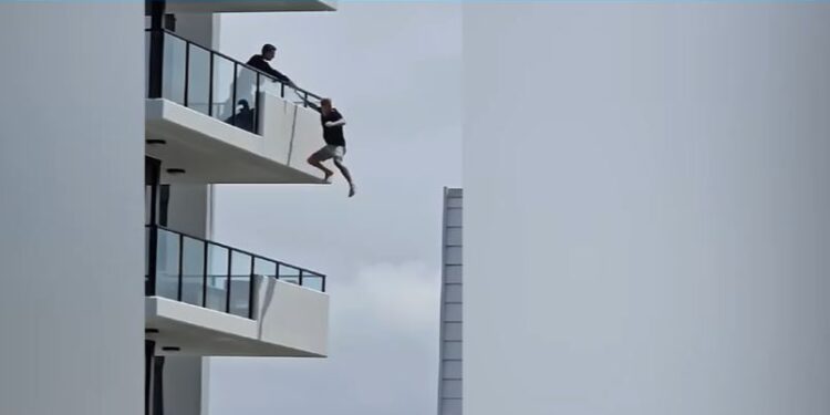 Video/ Tentoi t’i ikte policisë australiane, i riu bie nga kati i pestë në pishinë