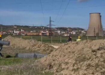 Në toka kalon linja Shqipëri-RMV, banorët protestë: Dëmshpërblim qesharak