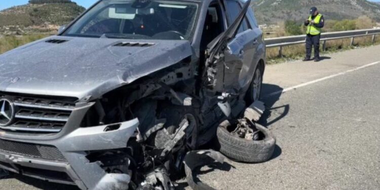 Aksident i rëndë në rrugën e Kombit, raportohet për 5 persona të plagosur