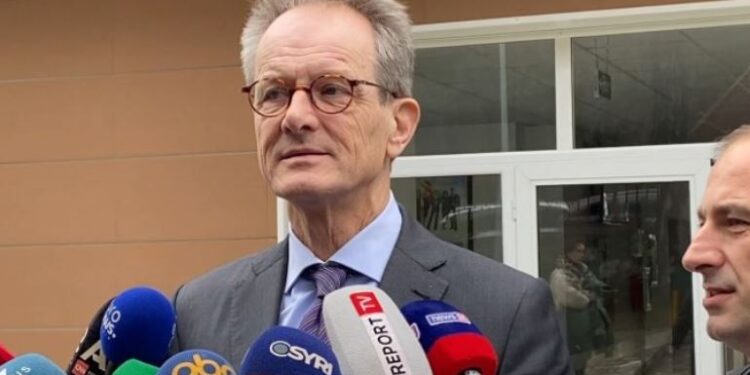 Ambasadori holandez mesazh: Ktheni normalitetin në Parlament, është zemra e shtetit