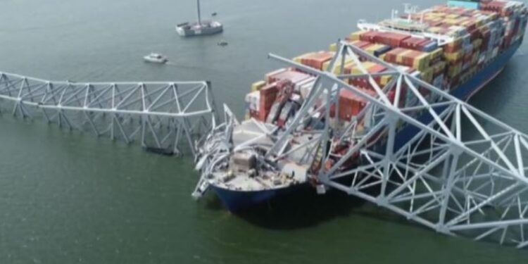 U shemb pas përplasjes së anijes, 6 prej punëtorëve që ndodheshin në urë dyshohet se kanë vdekur