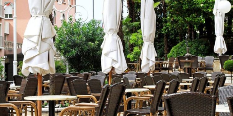 Emigrimi ul me 30% konsumin në bare dhe restorante, në sezonin veror pritet rritje çmimesh