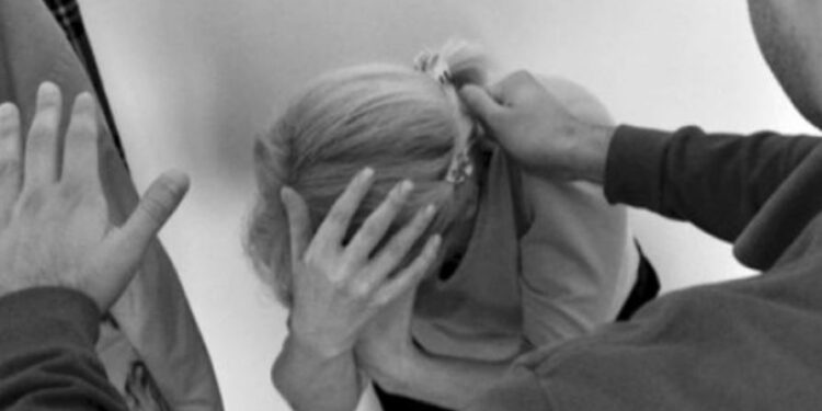 29-vjeçari në Durrës dhunon nënën, i vihen prangat