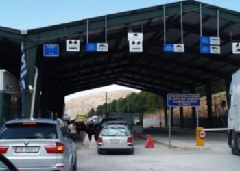 Paralizohet lëvizja në pikat kufitare, doganat greke paralajmërojnë grevë 48-orëshe