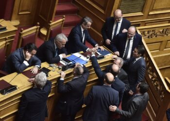 Qeveria Mitsotakis i mbijeton mocionit të mosbesimit në parlament, 158 deputetë votojnë kundër