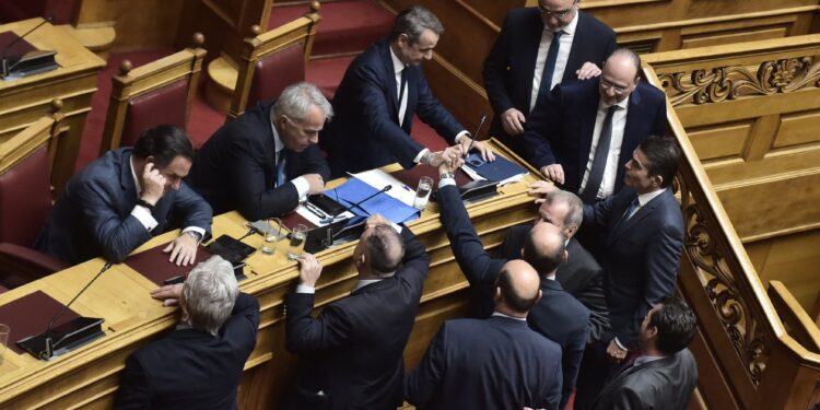 Qeveria Mitsotakis i mbijeton mocionit të mosbesimit në parlament, 158 deputetë votojnë kundër
