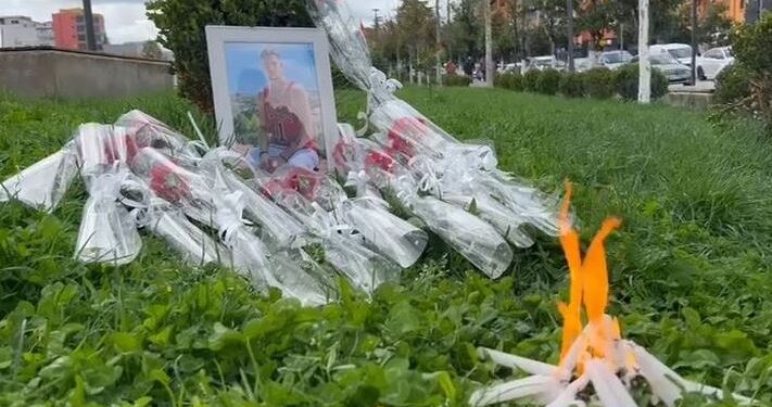 Vranë me thikë Grei Bihucin, gjykata merr vendimin për dy autorët, ja çfarë dëshmuan para togave të zeza