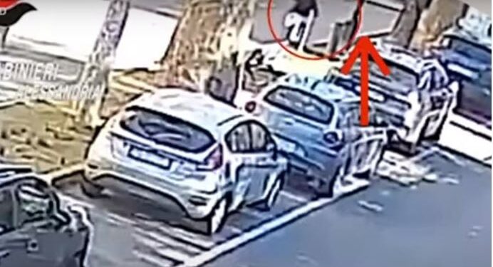 Video/ “Çmendet” shqiptari në Itali, përplas gruan me makinë dhe e dhunon në mes të rrugës