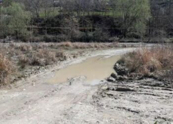 Banorët e tre fshatrave pa rrugë e pa urë, gjatë dimrit të izoluar dhe gjatë verës kalojnë lumin me makinë