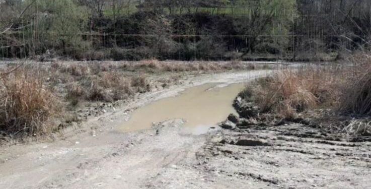 Banorët e tre fshatrave pa rrugë e pa urë, gjatë dimrit të izoluar dhe gjatë verës kalojnë lumin me makinë