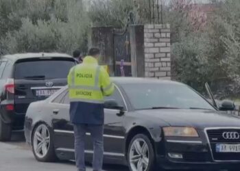 Atentati pranë shkollës në Lezhë, nxënësi: Audi u kthye me dyer të hapura dhe mori autorët që qëlluan