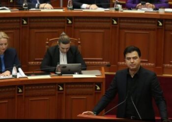 Debat për reformën zgjedhore! Basha bllokon foltoren, Nikolla e përjashton