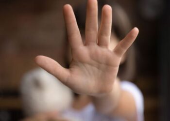 E rëndë/ 13-vjeçarja ngacmohet seksualisht nga mësuesi në shkollë