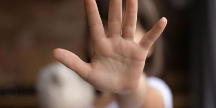 E rëndë/ 13-vjeçarja ngacmohet seksualisht nga mësuesi në shkollë