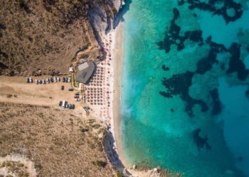 Plazhi shqiptar “Pasqyrat”, shpallet “më i kaltri” në botë