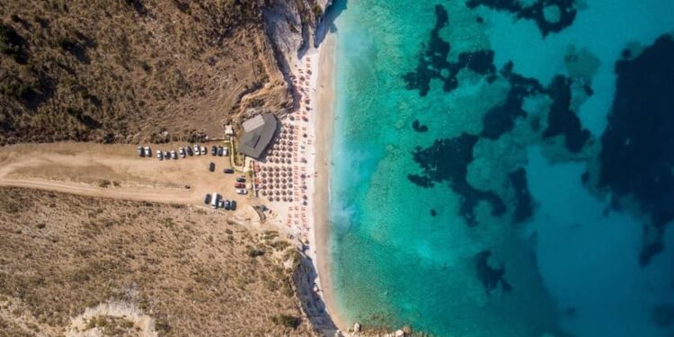 Plazhi shqiptar “Pasqyrat”, shpallet “më i kaltri” në botë