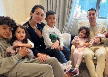 “Vërtetë ke fjetur këtu”? Ronaldo i tregon të birit shtëpinë e fëmijërisë