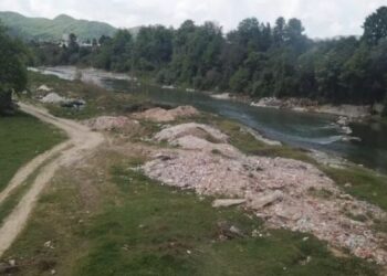 Detaje të reja nga ngjarja në Tapizë: Gruaja lindi në banesë, vajza e madhe hodhi foshnjën në lumë