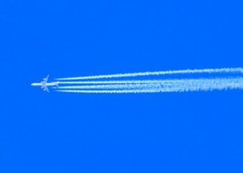 A keni pyetur ndonjëherë veten pse bëhen vijat e bardha nga avionët në qiell