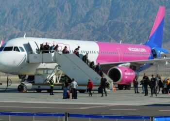Wizz Air braktis pasagjerët në Itali: Ka defekt avioni