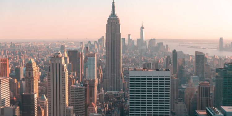 Video/ Publikohet momenti i frikshëm kur tërmeti i fuqishëm godet New York-un