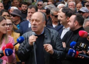 Vazhdon protesta/ Budina thirrje për mosbindje civile: Të mbyllen rrugët derisa t’i rrëzojmë