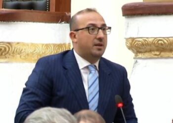 “Na jepni dhe neve nga fusha fjalën”, Korreshi: Ju po vidhni buxhetin e shtetit, ne s’po themi gjë