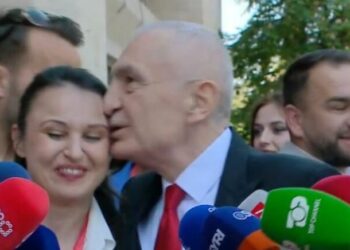 Meta vlerëson anëtaren e PL-së, e puth në faqe: Punon sa 20 burra bashkë!