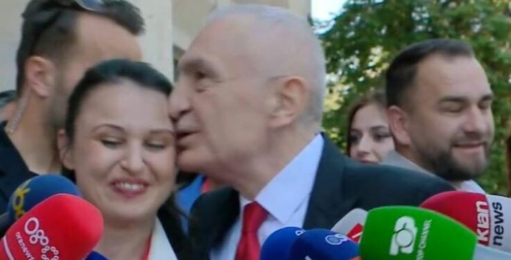 Meta vlerëson anëtaren e PL-së, e puth në faqe: Punon sa 20 burra bashkë!
