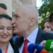 Meta vlerëson anëtaren e PL-së, e puth në faqe: Punon sa 20 burra bashkë!