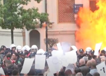 Foto/ Protestuesit lyejnë me bojë dhe “i vënë flakën” Bashkisë së Tiranës