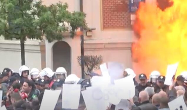 Foto/ Protestuesit lyejnë me bojë dhe “i vënë flakën” Bashkisë së Tiranës