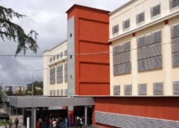 “U fikën dritat 2 orë, vdiqën 4 pacientë të intubuar”, QSUT reagon pas akuzave të Vokshit