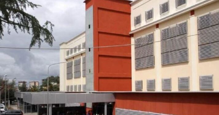 “U fikën dritat 2 orë, vdiqën 4 pacientë të intubuar”, QSUT reagon pas akuzave të Vokshit