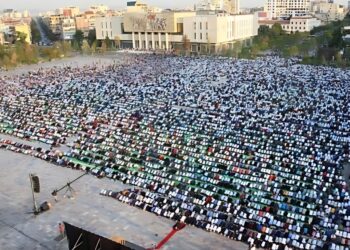 Besimtarët myslimanë festojnë sot Fitër Bajramin! Mijëra shqiptarë falin namazin në sheshin ‘Skënderbej’