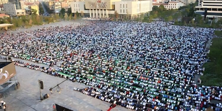 Besimtarët myslimanë festojnë sot Fitër Bajramin! Mijëra shqiptarë falin namazin në sheshin ‘Skënderbej’