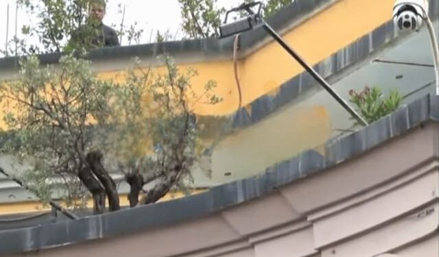 FOTO/ Me kapuç teksa iu bën foto protestuesve, kush është personi i dyshimtë mbi bashkinë Tiranë